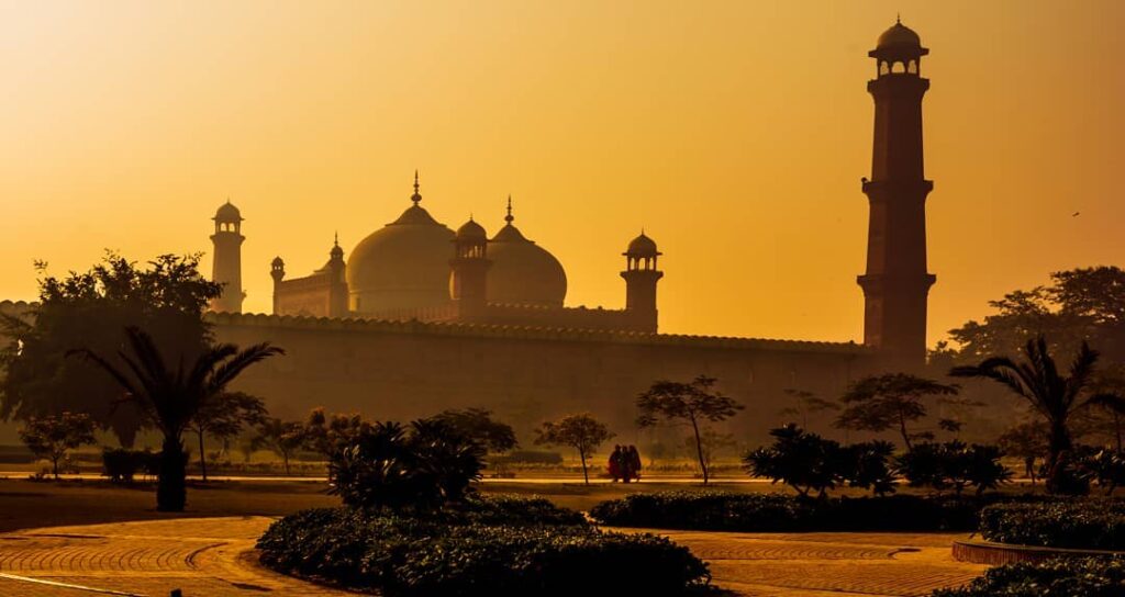Places to visit in lahore - badshahi masjid