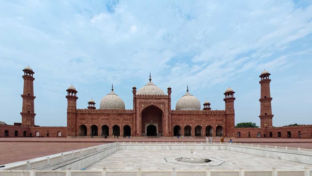 Fountain View of Badshahi Masjid, Lahore