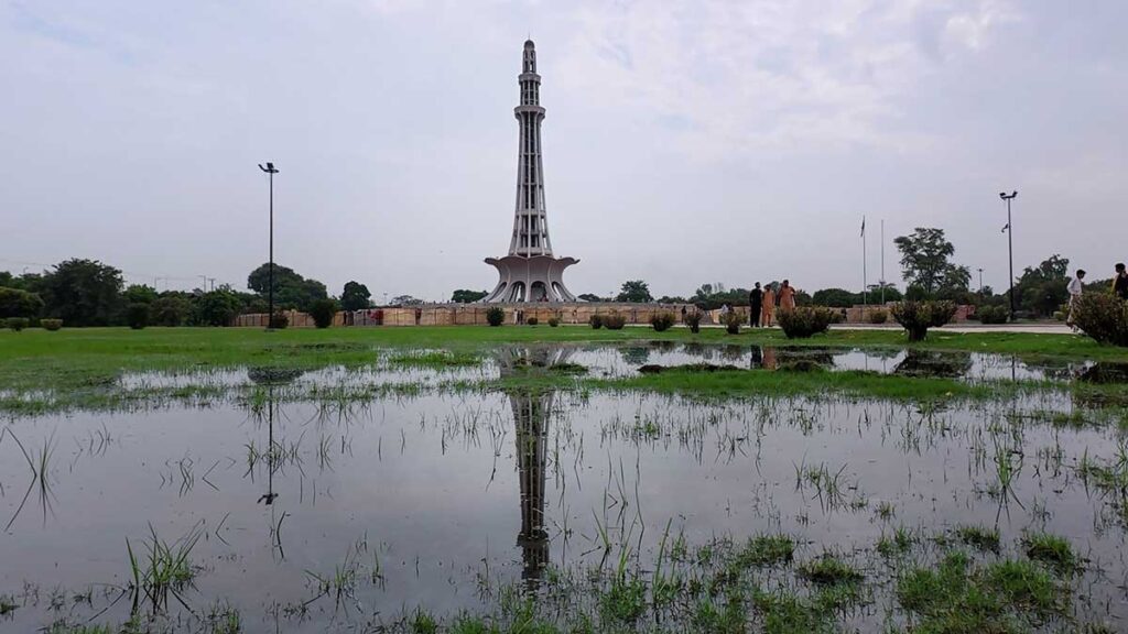 Minar e Pakistan and Reflection