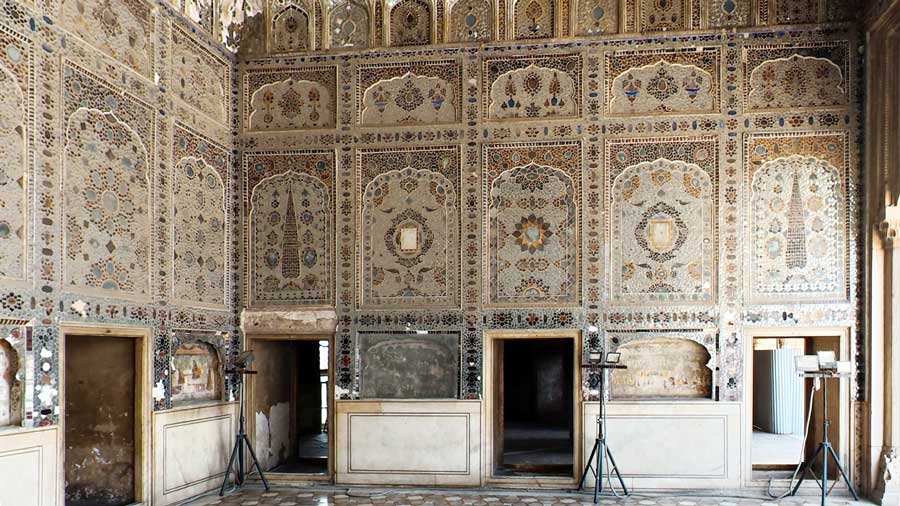 Sheesh Mehal, Interior